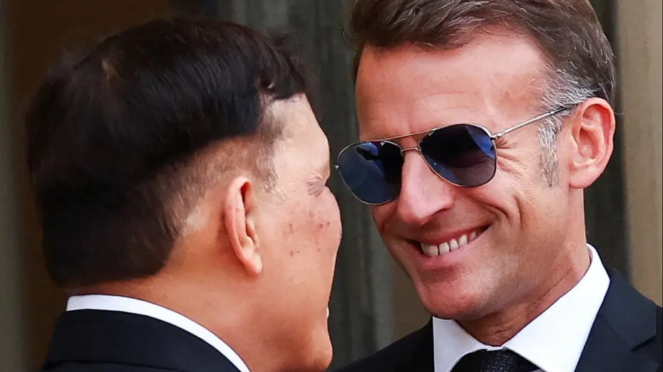 Macron, Tayland Kralı önünde diz çöktü mü?