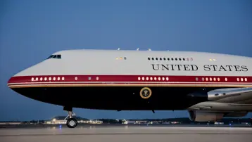 Türkiye dönüşünde son dakika kararı. Trump yeni Air Force One'ı bırakıp eski uçağa geçti