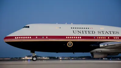 Türkiye dönüşünde son dakika kararı. Trump yeni Air Force One'ı bırakıp eski uçağa geçti