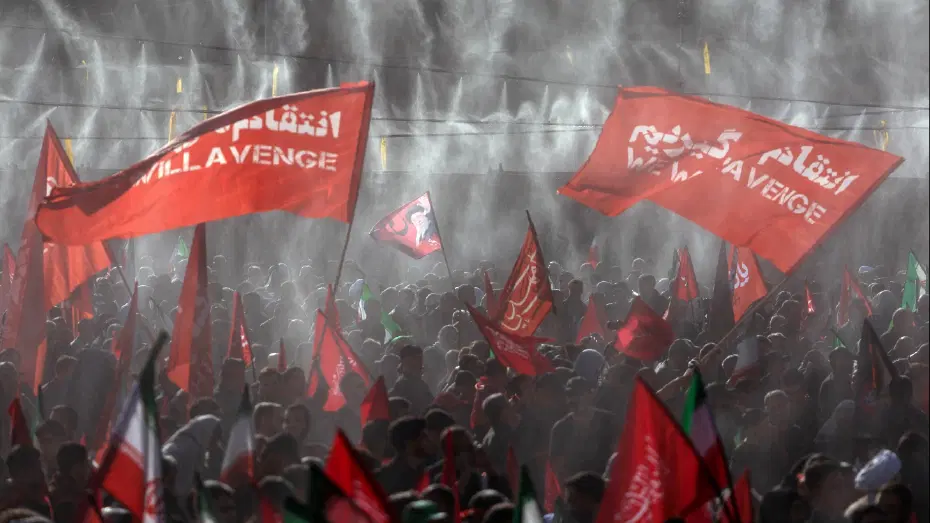 Hamaney'in cenazesinde intikam sembolü: Kırmızı bayraklar ne anlatıyor?