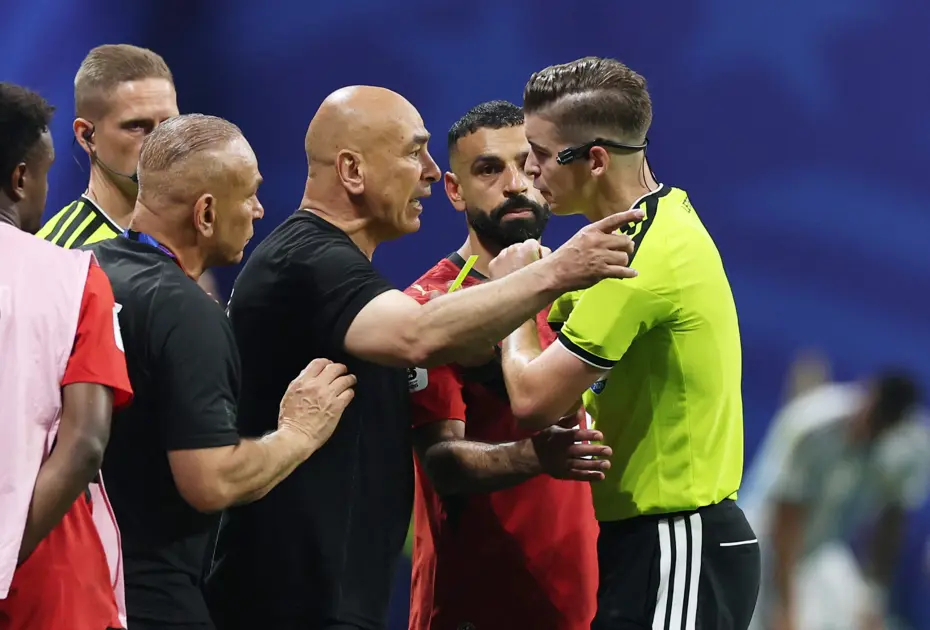 Tribündeki bayrağı gördü, çılgına döndü. Tükürdüğü anlar gündem oldu. 