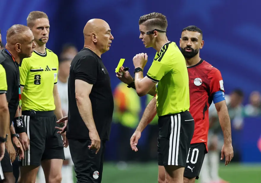 Tribündeki bayrağı gördü, çılgına döndü. Tükürdüğü anlar gündem oldu. "FIFA, Messi'nin elenmesini istemiyor" 