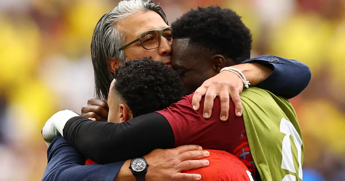 Annesinin sayesinde futbola tutundu, devlere kafa tutuyor. "Oğullarım Türkiye'ye karşı oynamasın"