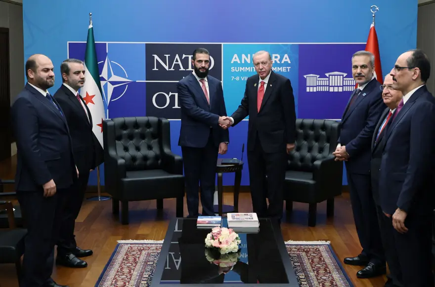 NATO Zirvesi'nden dikkat çeken anlar. Zirveye Erdoğan ve Trump görüntüleri damga vurdu 6 NATO Zirvesi'nden dikkat çeken anlar. Zirveye Erdoğan ve Trump görüntüleri damga vurdu 6