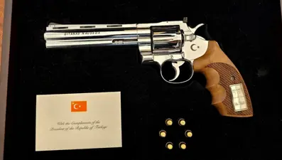 İlk gerçek fotoğraf ortaya çıktı, işte çok konuşulan silah. Cumhurbaşkanı Erdoğan'dan NATO liderlerine revolver hediyesi