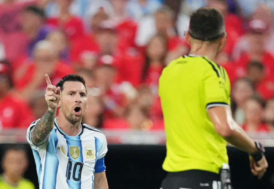 Messi, Portekizli hakeme öfkelendi ve tartıştı. "Benimle düzgün konuş" 4