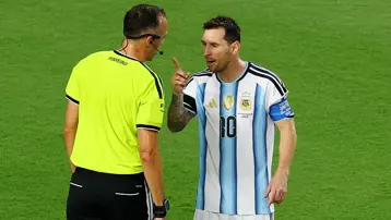 Messi, Portekizli hakeme öfkelendi ve tartıştı. "Benimle düzgün konuş"