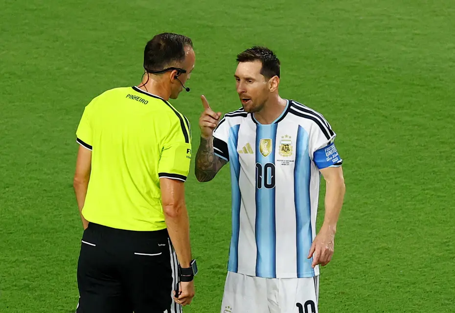 Messi, Portekizli hakeme öfkelendi ve tartıştı. 