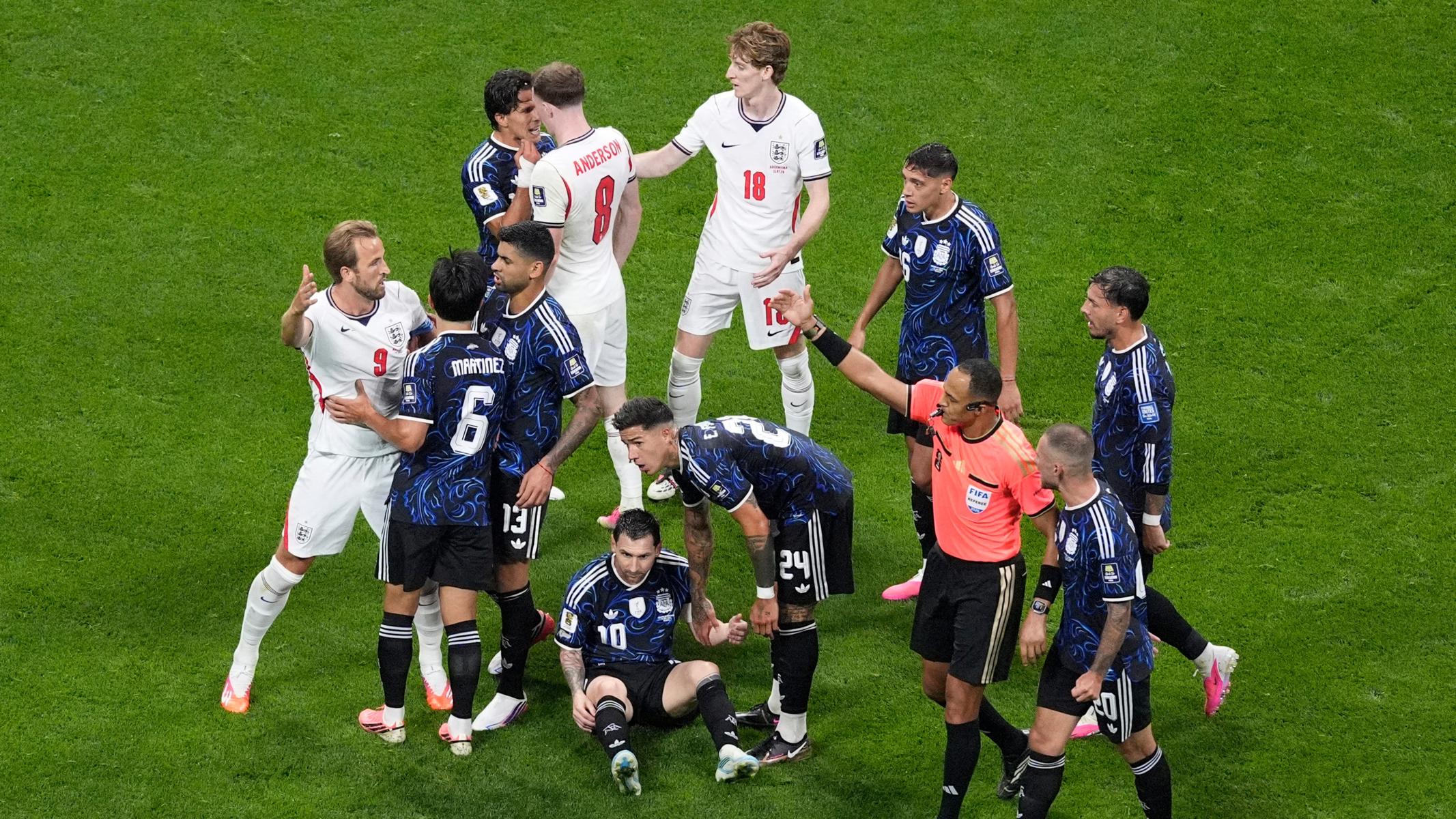 İngiltere Arjantin maçında futbolcular arasında yaşanan gerginlik