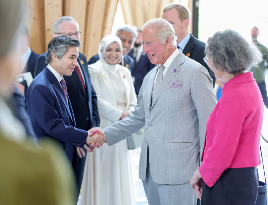 Türkiye'nin desteğiyle inşa edildi. Cambridge Merkez Camisi, İngiltere Kralı Charles'ı ağırladı 