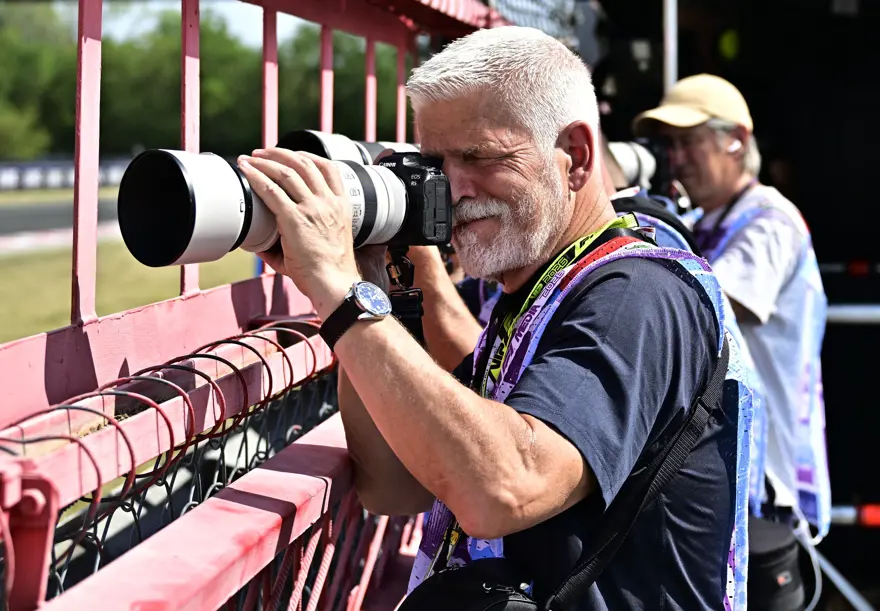 PİSTTE DİKKAT ÇEKEN FOTOĞRAFÇI