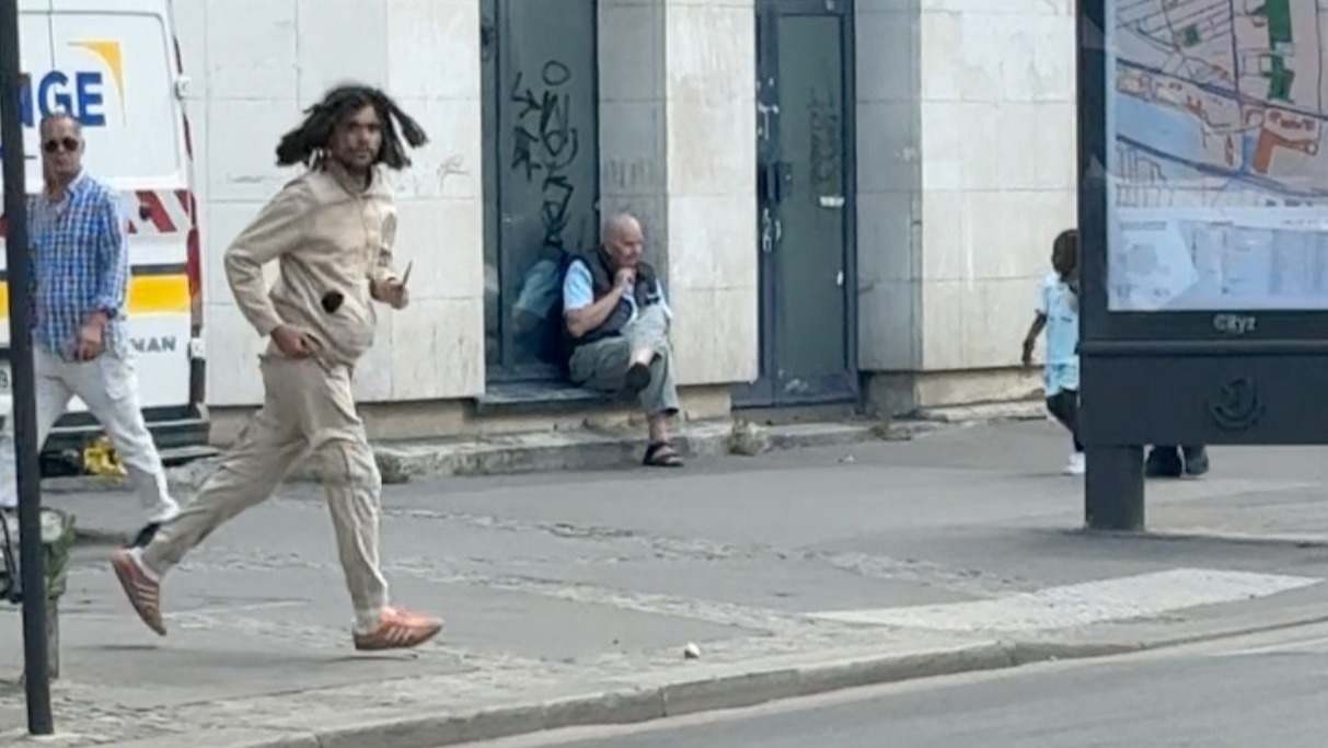 Paris'te bıçaklı saldırı. 3 kadın ağır yaralandı haber görseli