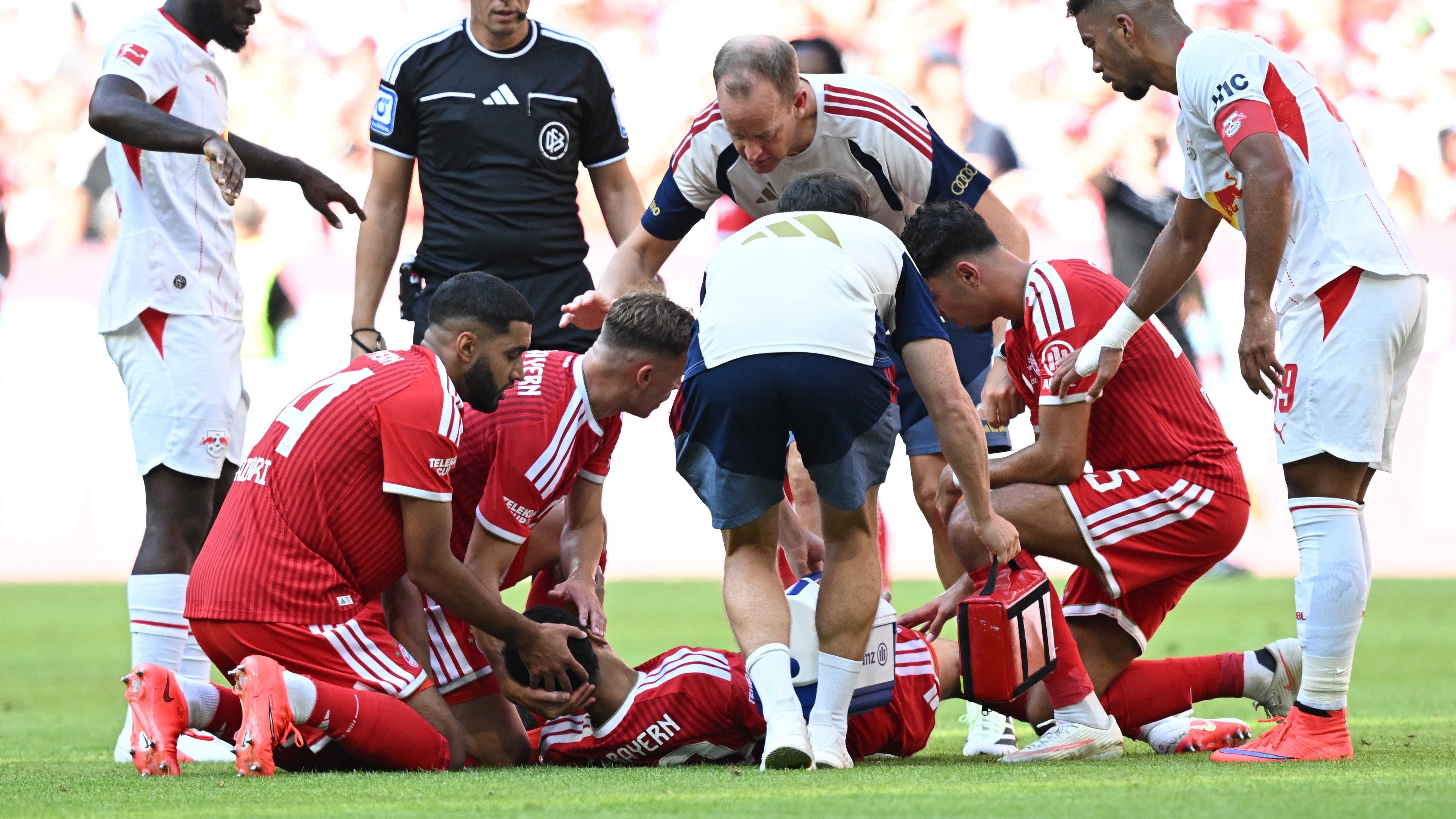 Bayern'in ünlü yıldızı, ikinci kez sahada bayıldı. Musiala, kısa süreliğine bilincini kaybetti