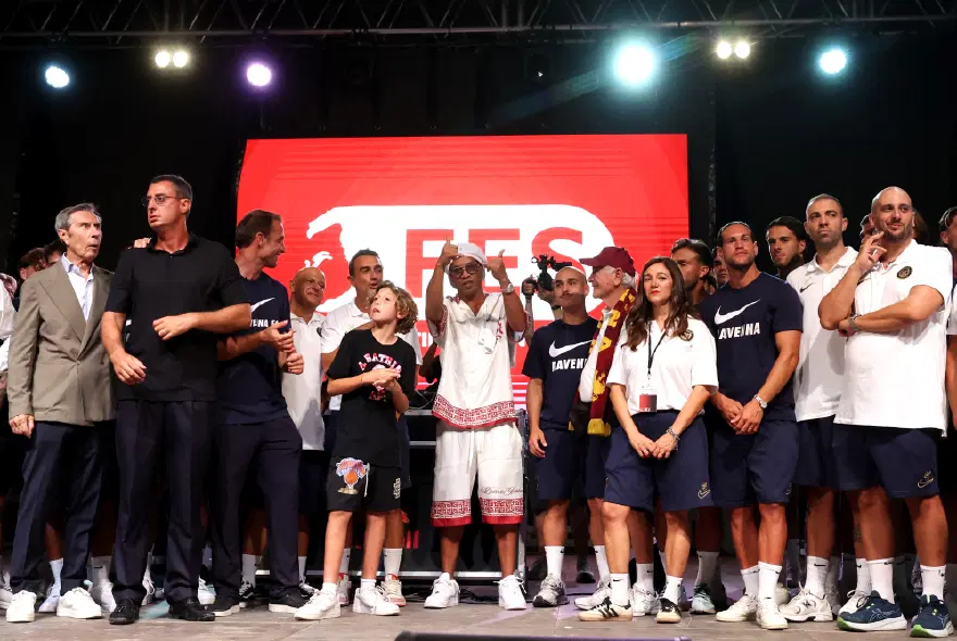 Ronaldinho futbola döndü. İtalyan ekibine imzayı attı, kulüpten hisse de aldı 1
