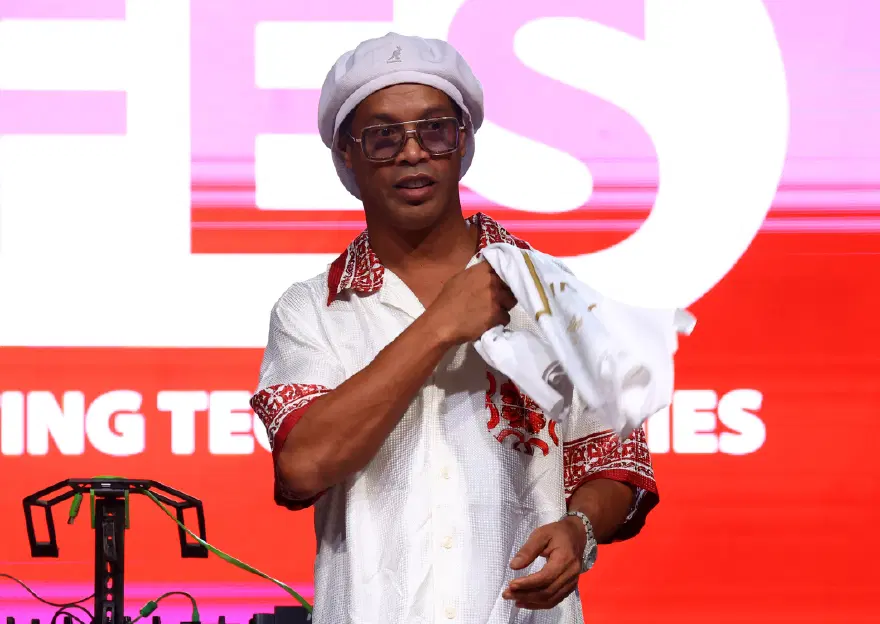 Ronaldinho futbola döndü. İtalyan ekibine imzayı attı, kulüpten hisse de aldı 3