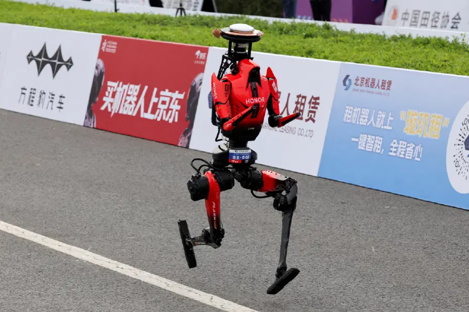 İnsansı robot Usain Bolt'un 17 yıllık rekorunu kırdı
