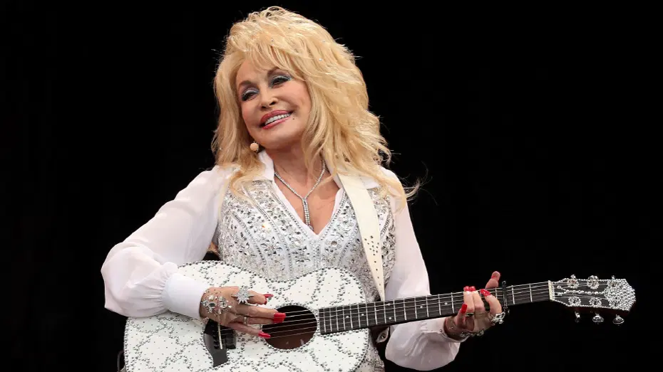 Country müziğin kraliçesi Dolly Parton hayatını kaybetti
