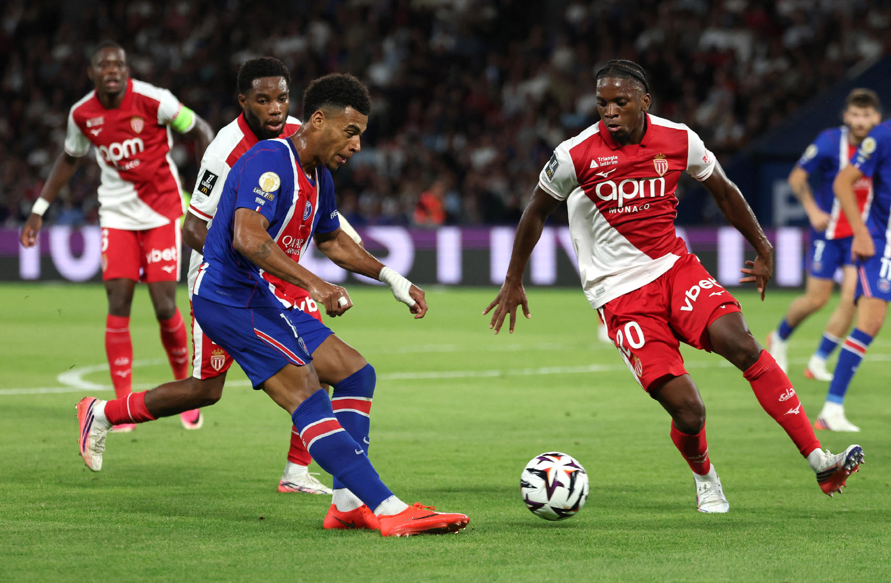 Galatasaray'ın rakibi PSG şokta. Monaco geriden gelip yendi