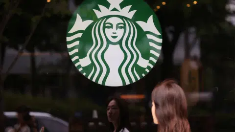 Starbucks, 250 mağazasını kapatıyor