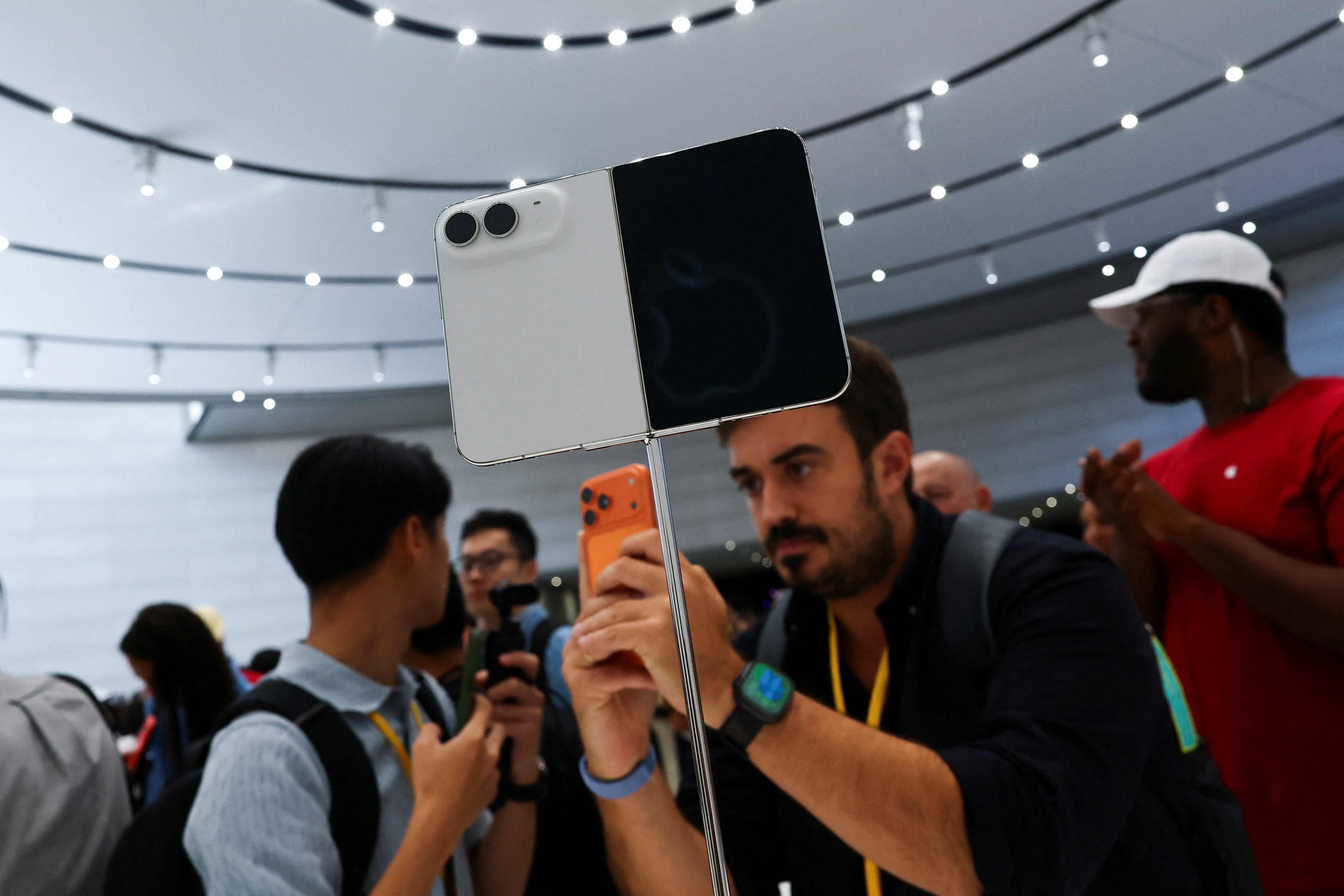 Apple’ın ilk katlanabilir telefonu tanıtıldı: iPhone Duo
