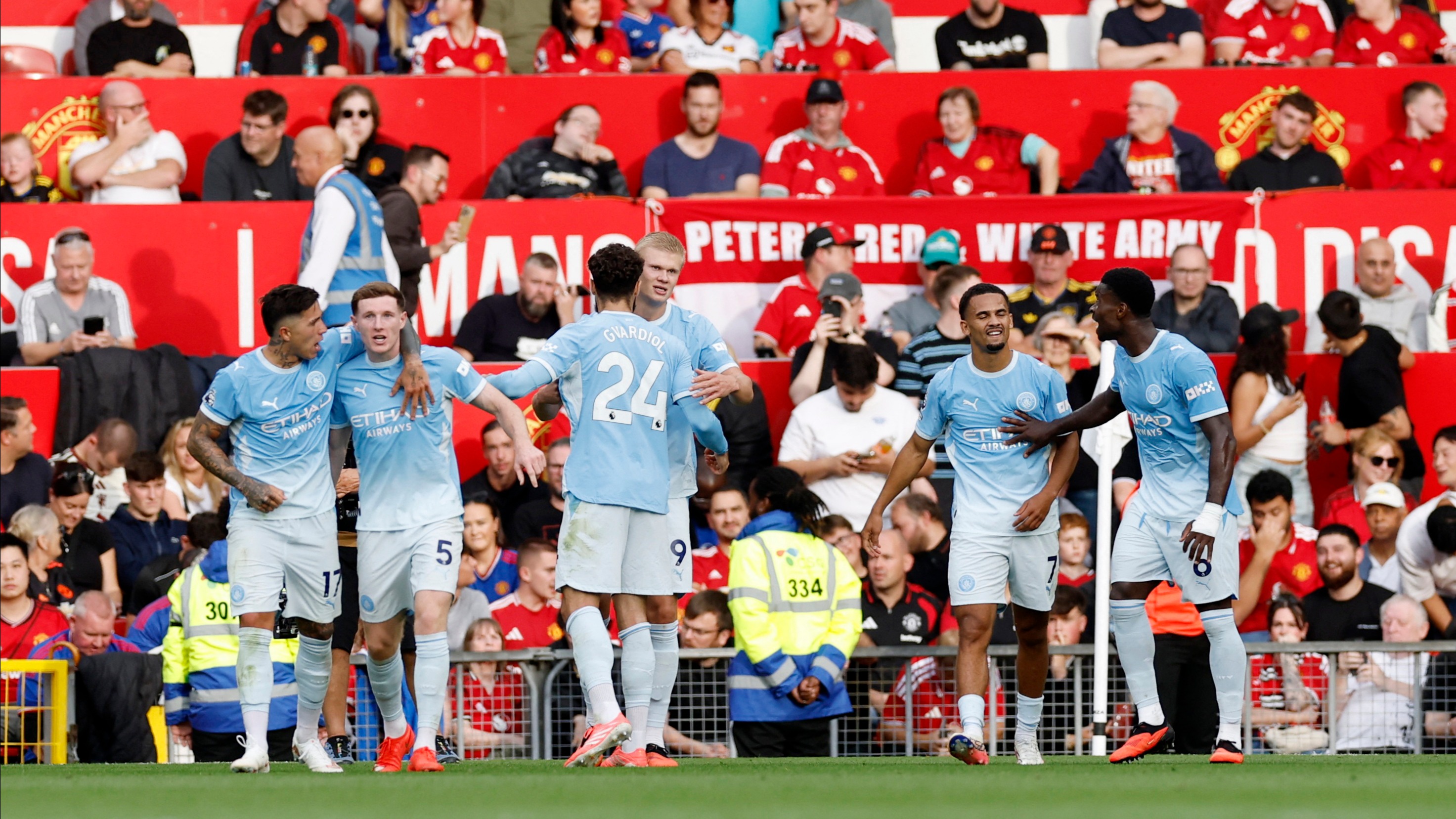 Manchester derbisinde 10 kişi kalan City, United'ı devirdi