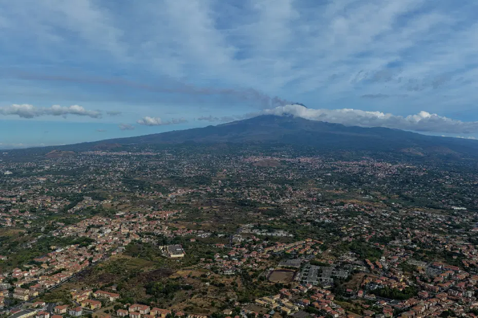İtalya'da Etna Yanardağı kül püskürttü, hava sahası uçuşa kapatıldı