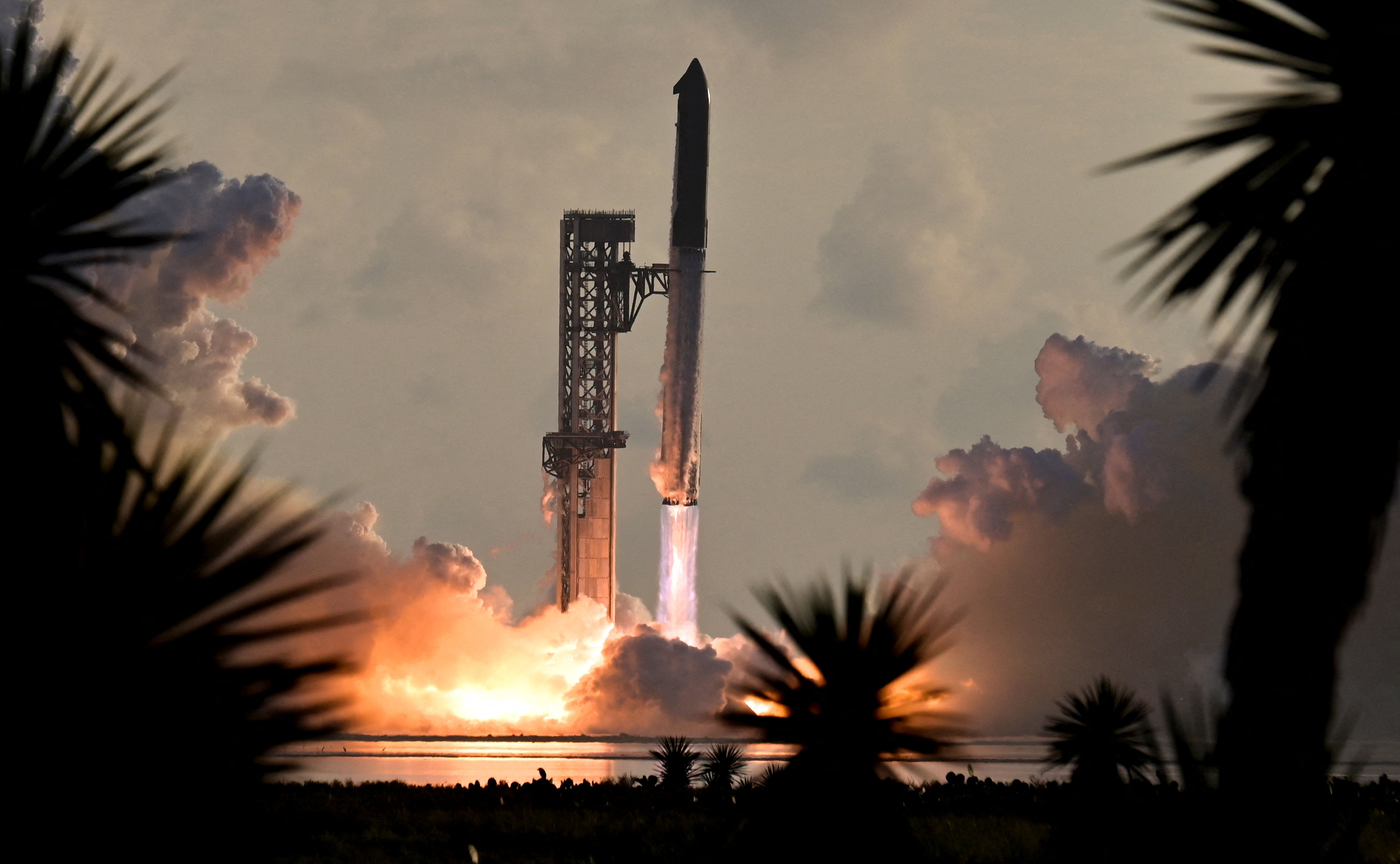 SpaceX, motor arızasına rağmen Starship'i ilk kez yörüngeye yerleştirdi