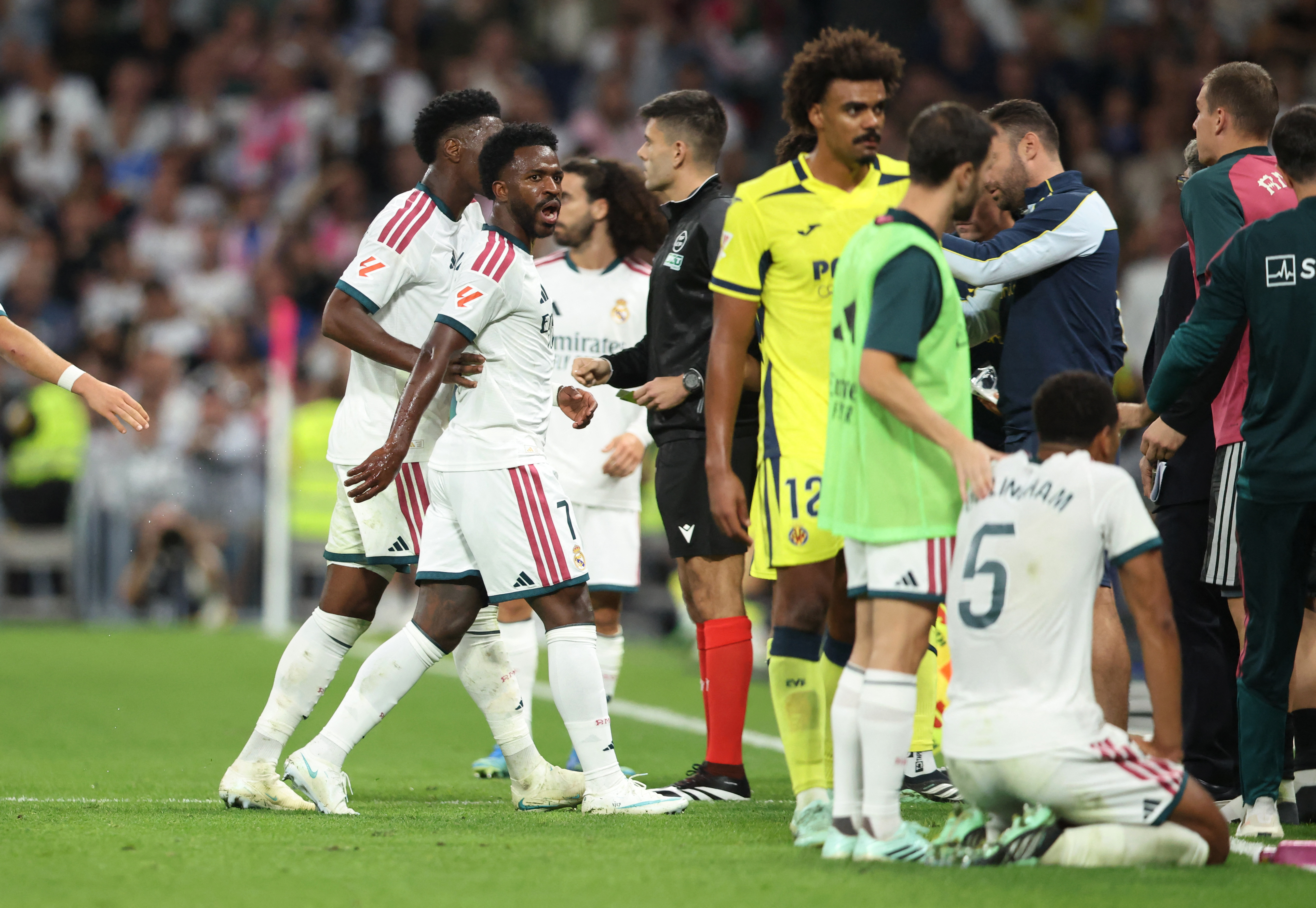 Vinicius saç çektiği için atıldı. Real Madrid Villarreal'i tek golle geçti