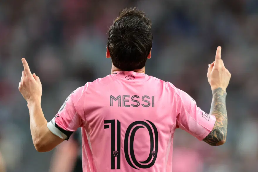 Dünya yine Lionel Messi'yi konuşuyor. Şov yaptı, Ronaldo'ya göz kırptı 2