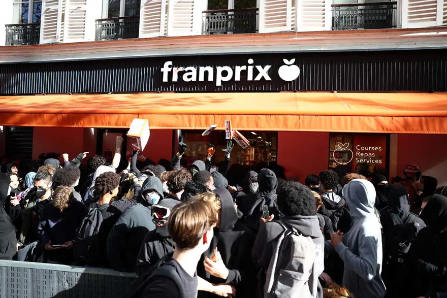 Fransa enkaz kaldırıyor. Yüz milyonlarca euroluk yağma yapıldı 2