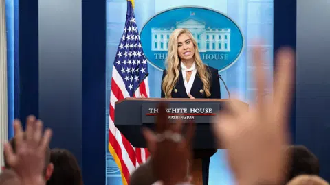 Trump'ın güncel sözcüsü Zacharia kimdir, ilk brifingde neden bocaladı?