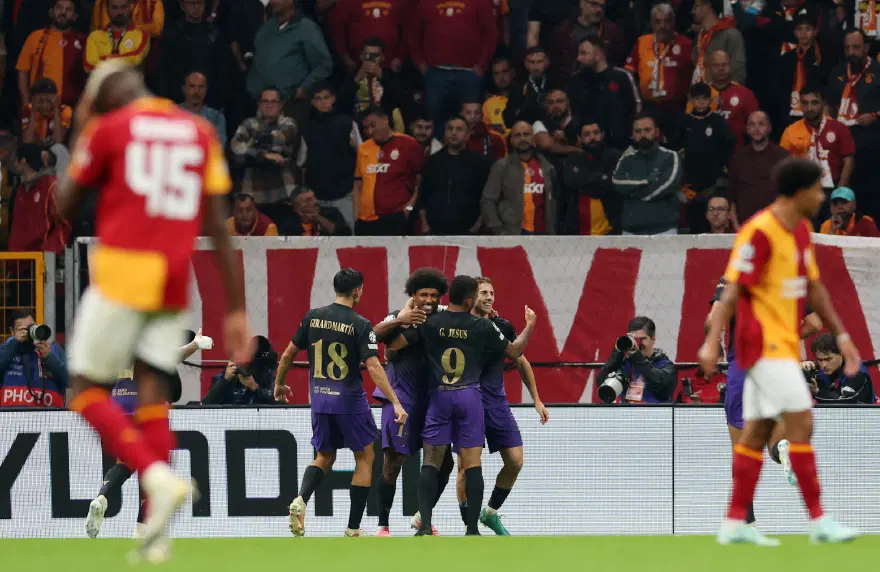 ASLAN 15 DAKİKADA NAKAVT OLDU