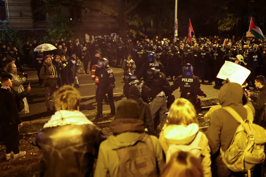 Avrupa'daki protesto dalgası Almanya'ya sıçradı, polis göstericiler müdahale etti