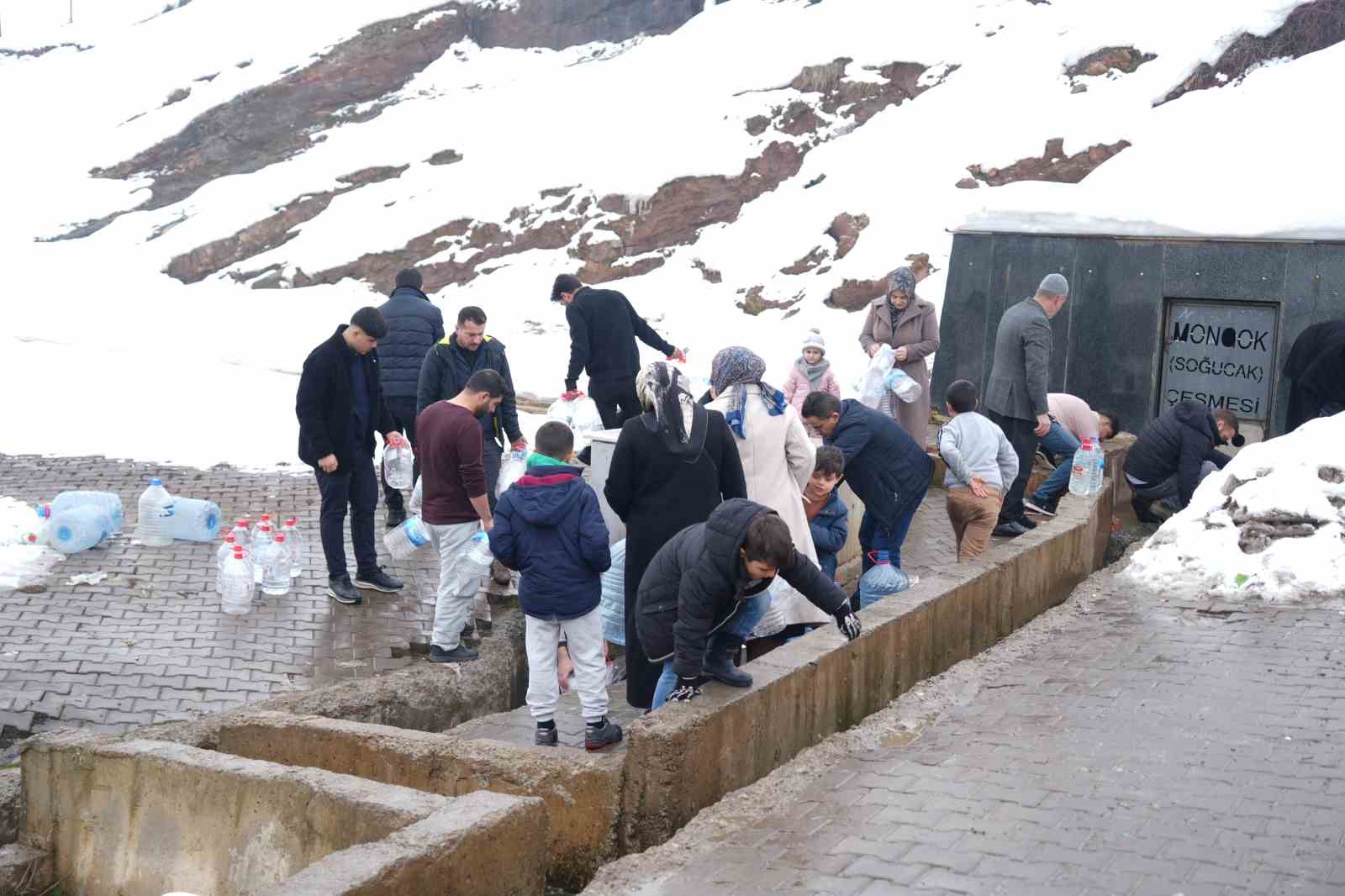 Şebeke suyunun kirliliği açıklandı. Vatandaş çeşmelere akın etti