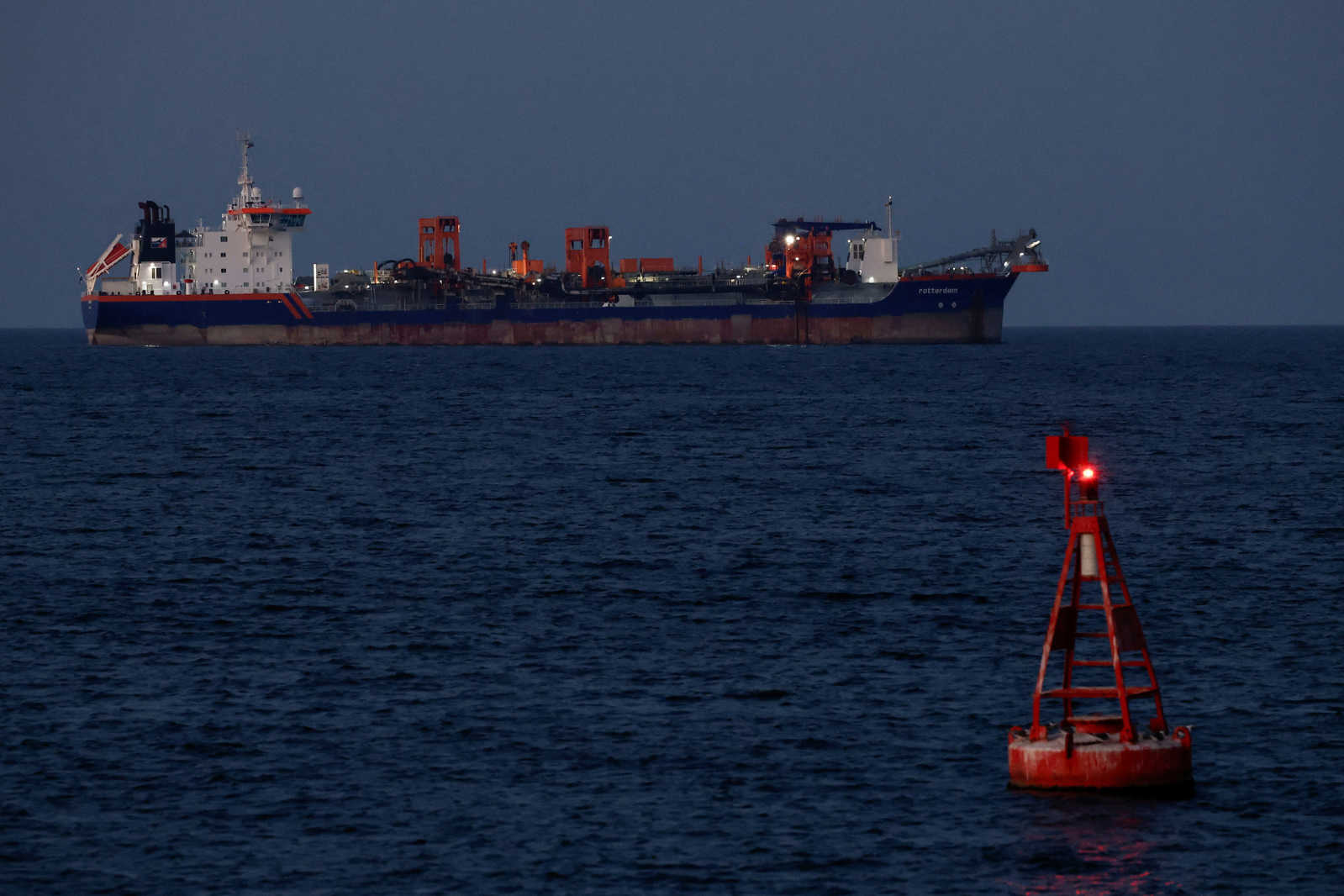 Hürmüz Boğazı'nda mayına çarpan tankerde patlama haber görseli