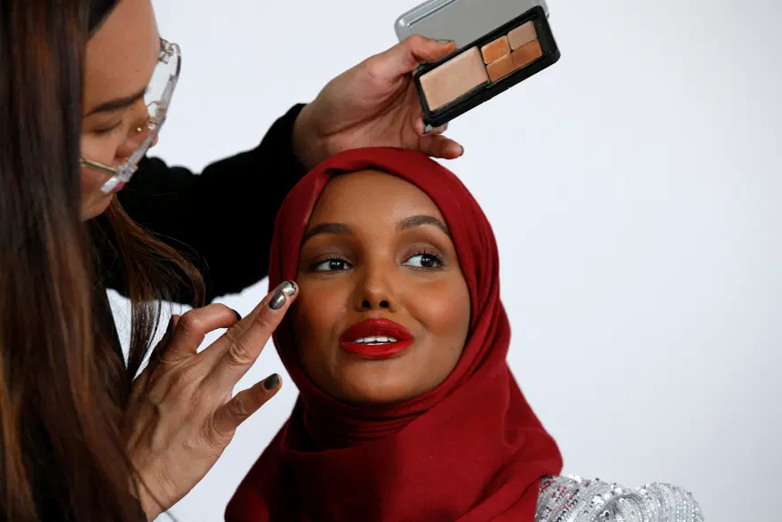 Mülteci kampından podyuma dünyanın ilk tesettürlü modeli Halima Aden’in hikayesi 8