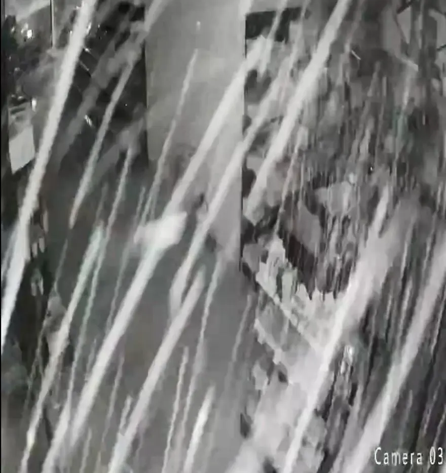 Bayburt'ta çatıdan düşen kar, hasara yol açtı 2