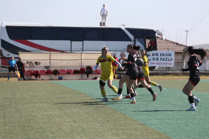 Yeşil sahada görülmemiş olay: Cezalı antrenör, takımını otobüsün üzerinden yönetti 