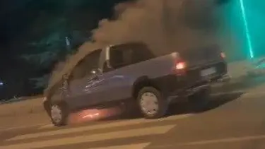 Seyir halindeki otomobil alev aldı