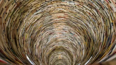 Prag'da dev kitap kulesi