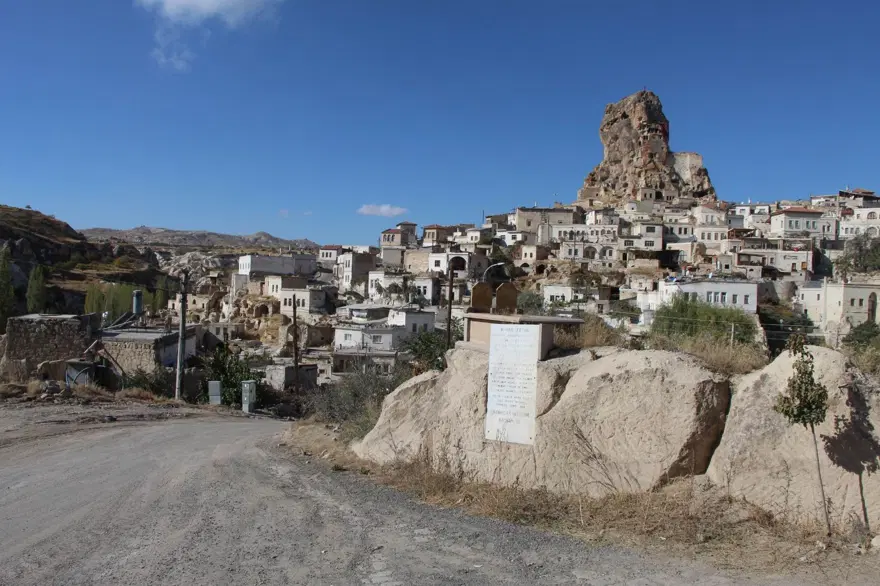 Kaya üzerinde bulunan mezarı gören bir daha bakıyor Kaya üzerinde bulunan mezarı gören bir daha bakıyor