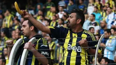 Muz gösteren taraftar: Irkçı değilim