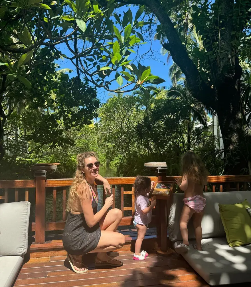 Eşi ve kızlarıyla Mauritius tatiline giden Sinem Kobal'dan yeni kareler 