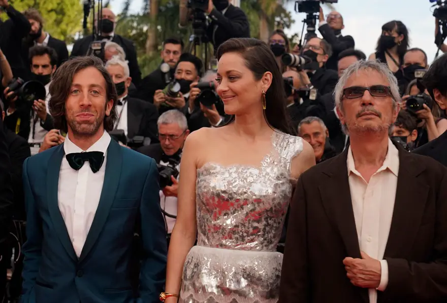 Marion Cotillard'ın elbisesi 322 saatte yapıldı 3 Marion Cotillard'ın elbisesi 322 saatte yapıldı 3