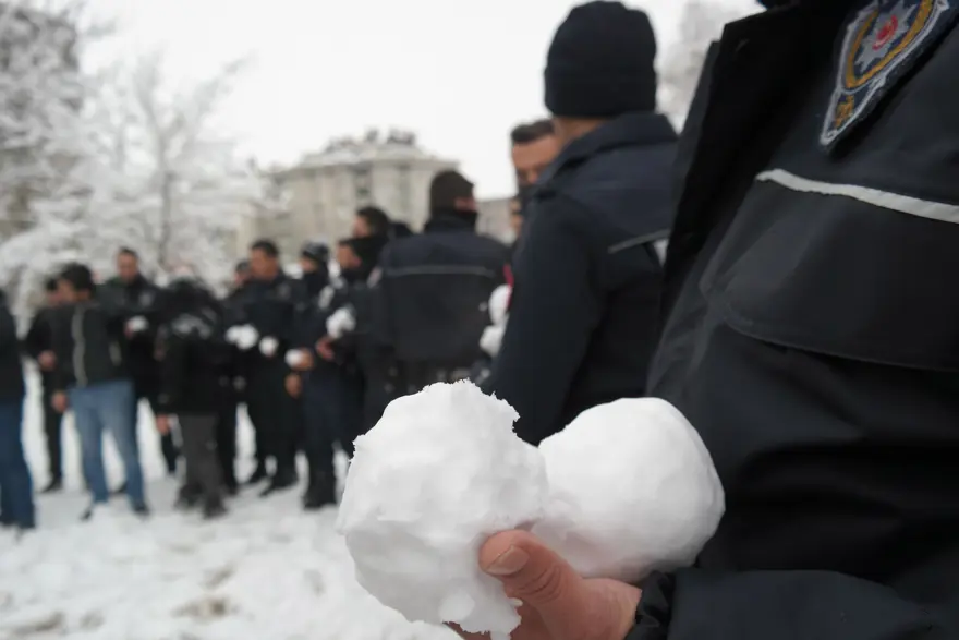 Vatandaşlarla polis arasında kar topu savaşı 