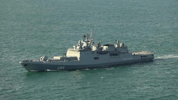 Rus savaş gemisi İngiltere bandıralı yata ateş açtı