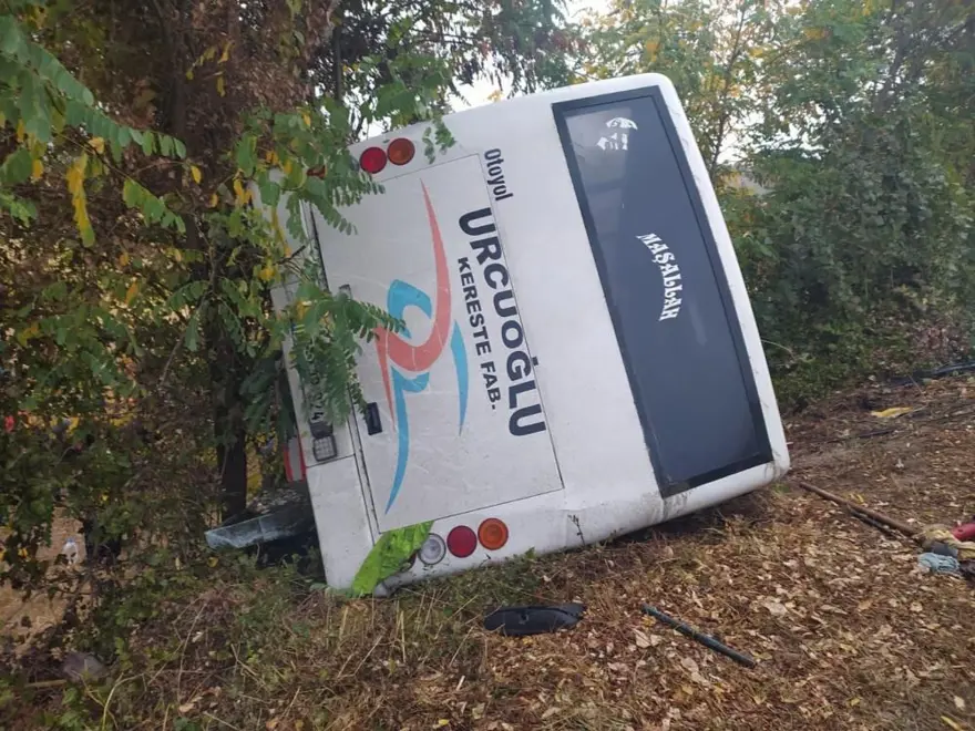 Fabrika işçilerini taşıyan servis devrildi: 13 yaralı 1