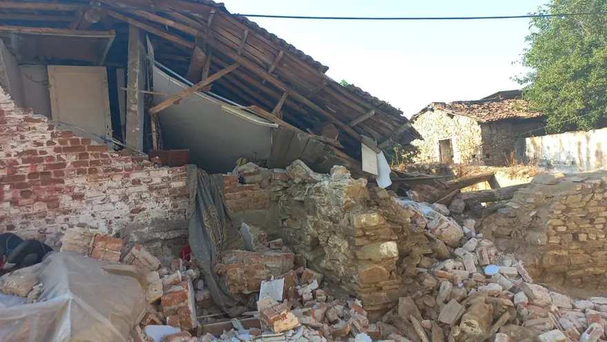 İzmir’de aşırı yağış çatıyı çökertti: 3 yaralı 