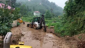 Rize'de sağanak: Heyelanlarda kapanan 9 köy yolu açıldı