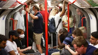 Londra'da elektrik kesintisi: Yolcular metroda mahsur kaldı